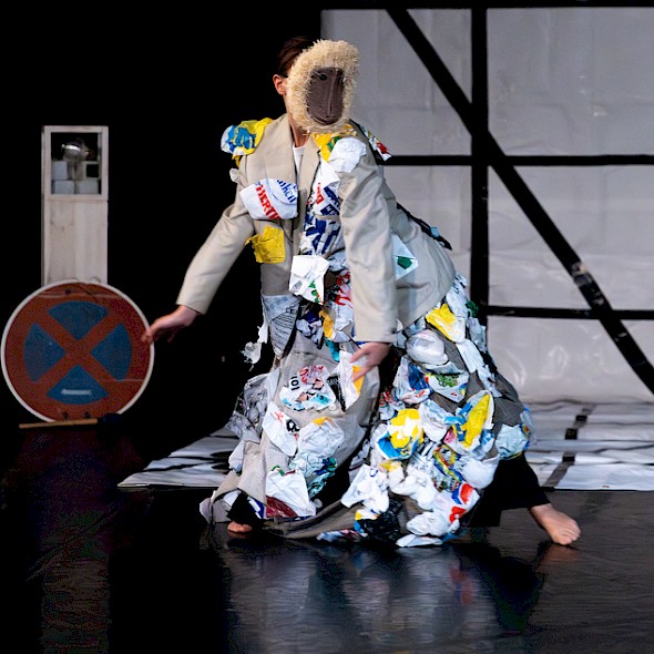 Plastic &ndash; eine Performance mit Kenji Takagi, Stsiapan Hurski, Anna Lisa Palmieri, Wigabriel Soto Eschebach, Andr&eacute; F&uuml;sser, Karlo Wentzel, Dominique Mercy, Malou Airaudo und Roberto Graiff